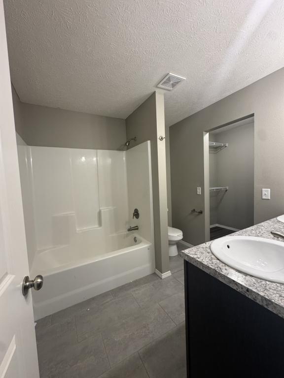 Foto del edificio - 5849 Geranium Ln