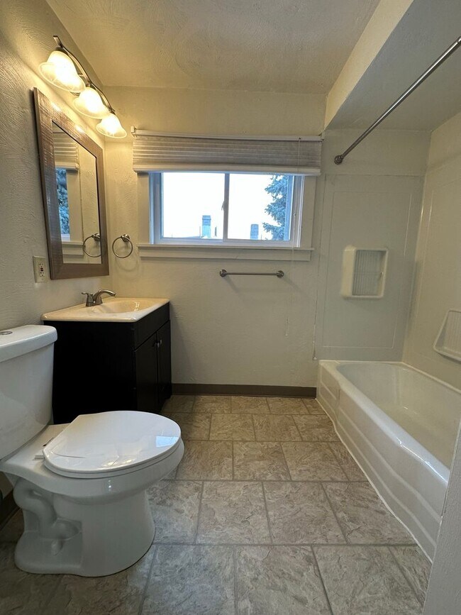 Foto del edificio - Stunning One Bedroom in Oakland! Second Floor Unit, Ample Natural Light & More!! Call Today!