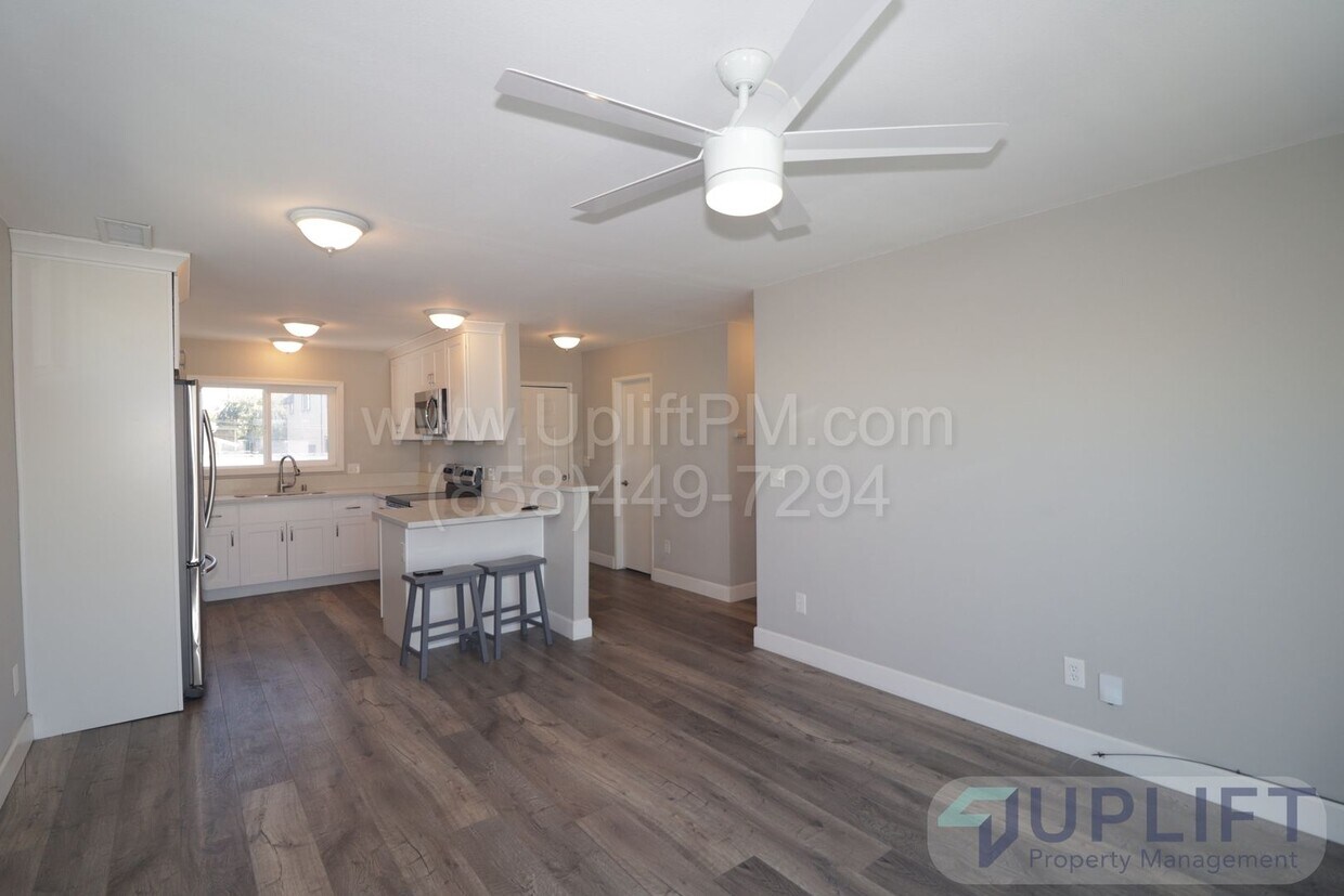 Foto principal - 2 bed 2 bath Remodeled Duplex