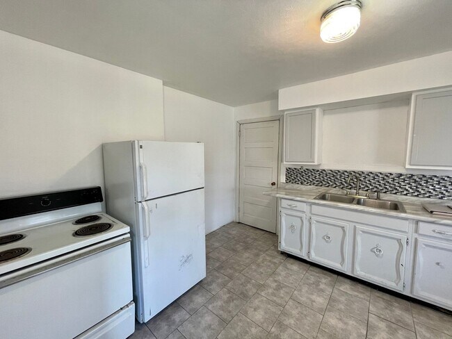 Building Photo - Avella - 2 Bed 1 Bath - New Updates!