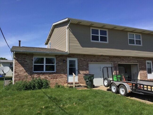 Building Photo - 1841 Lakeview Dr