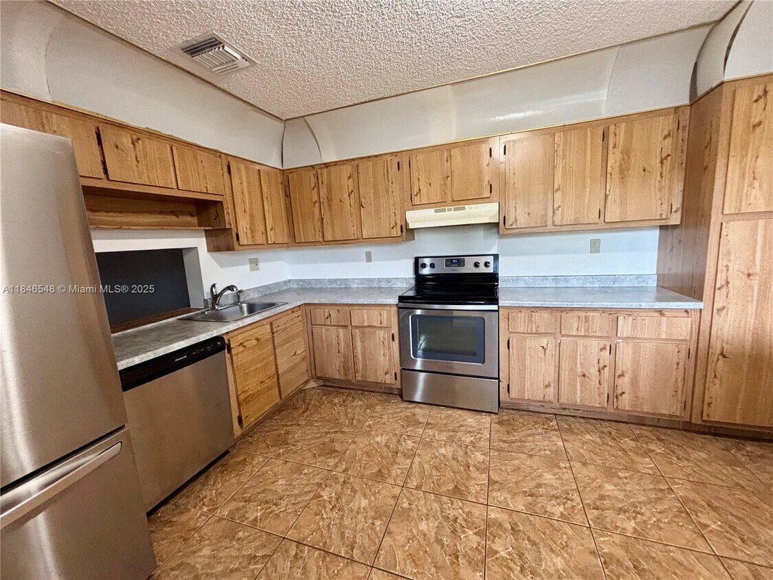 Foto principal - 1399 Sussex Dr