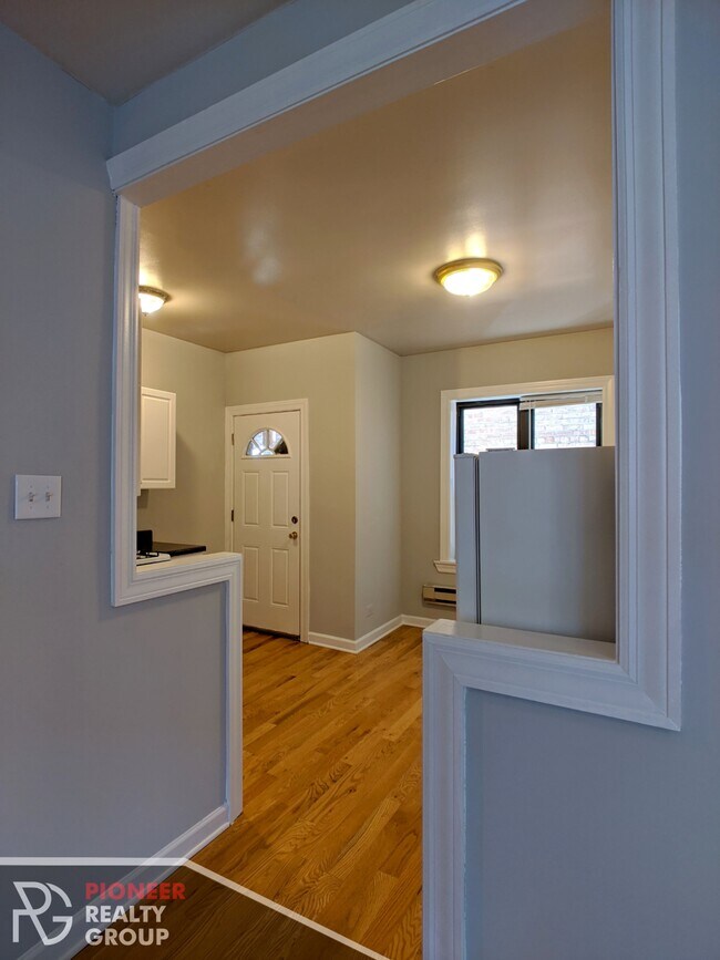 Foto del edificio - 3732 N Pine Grove Ave