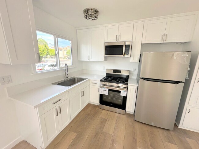 Foto del edificio - 2bd/1ba in Sherman Oaks w/ parking, washer/dryer in unit!
