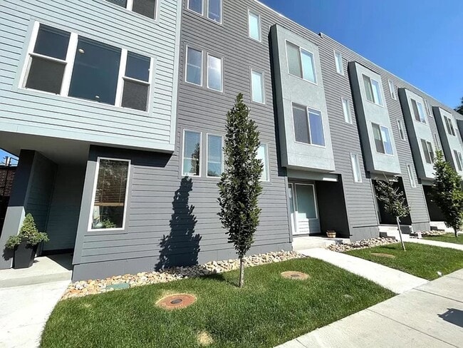 Building Photo - 2 Bedroom 2 Full Bathrooms and 2 Half Bath...