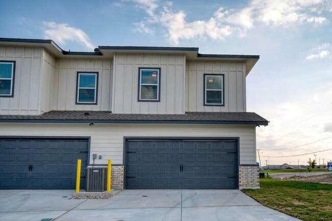 Building Photo - Where Style Meets Comfort: Elevate Your Living Experience