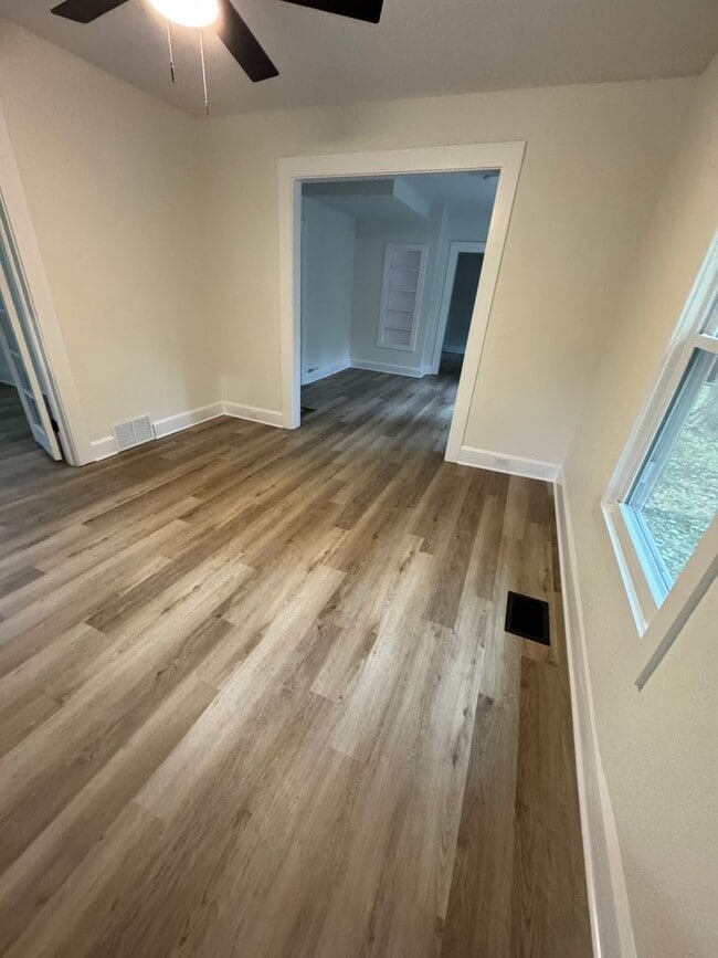 Building Photo - 4 bed 2 bath House