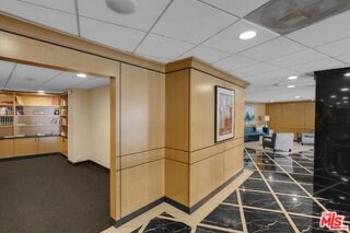 Foto del edificio - 100 S Doheny Dr