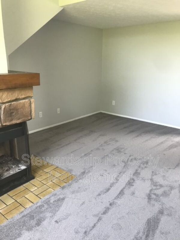 Building Photo - 851 Kerns Dr NE