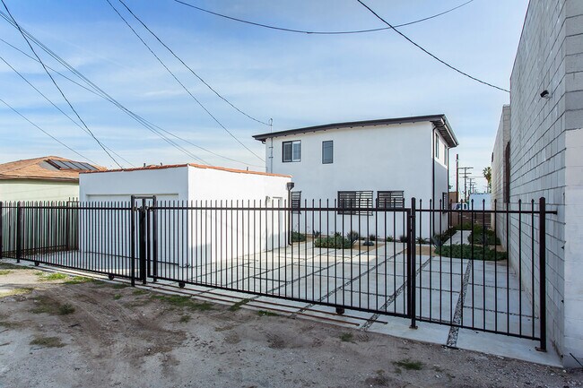 Foto del edificio - 9011 South Normandie Avenue