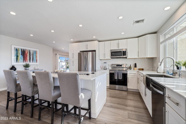 Foto del edificio - 4910 E Charter Oak Rd