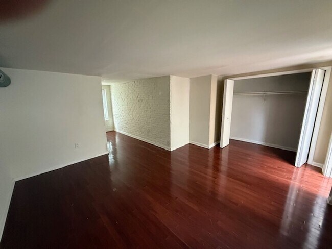 Foto del edificio - Bright Loft-Style 2-Bedroom in Center City...
