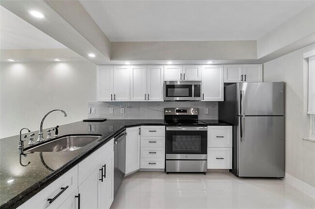 Building Photo - 605 Oaks Dr