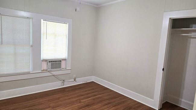 Building Photo - 511 E Cedar St