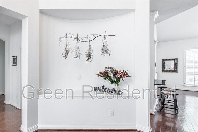Foto del edificio - 2211 Merrill Hills Cir
