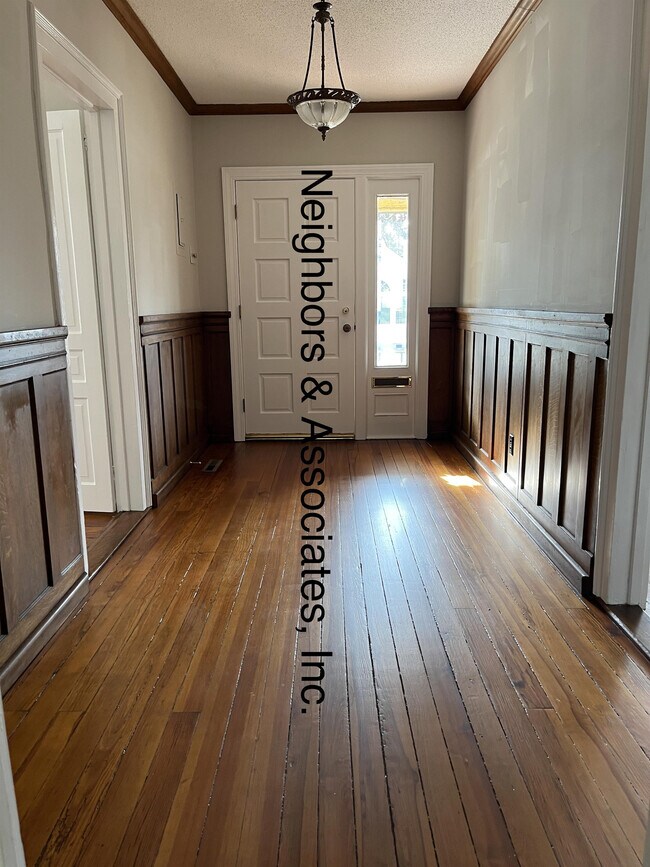 Building Photo - 307 E Parrish Dr