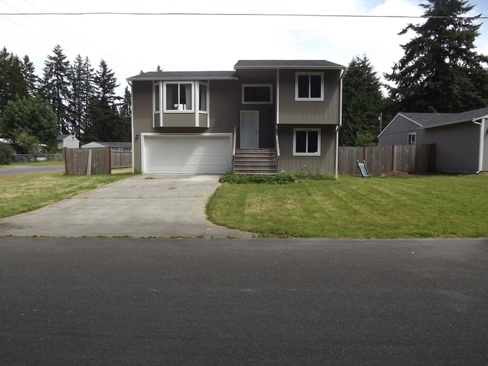 Foto principal - Wonderful Split-Level 3 bedroom 2 bath hom...