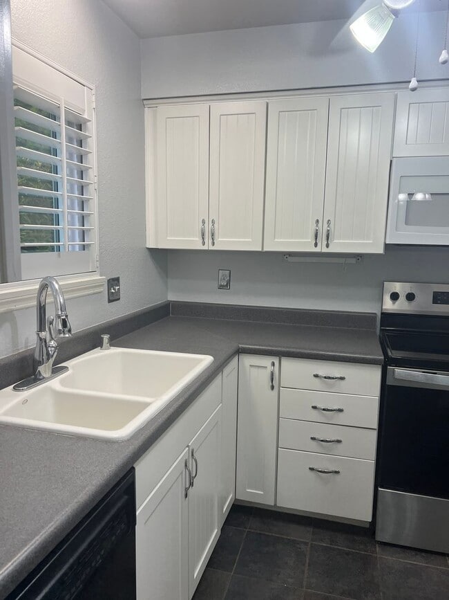 Building Photo - 55+ Home in Oceana Mission 1, Private End Unit!