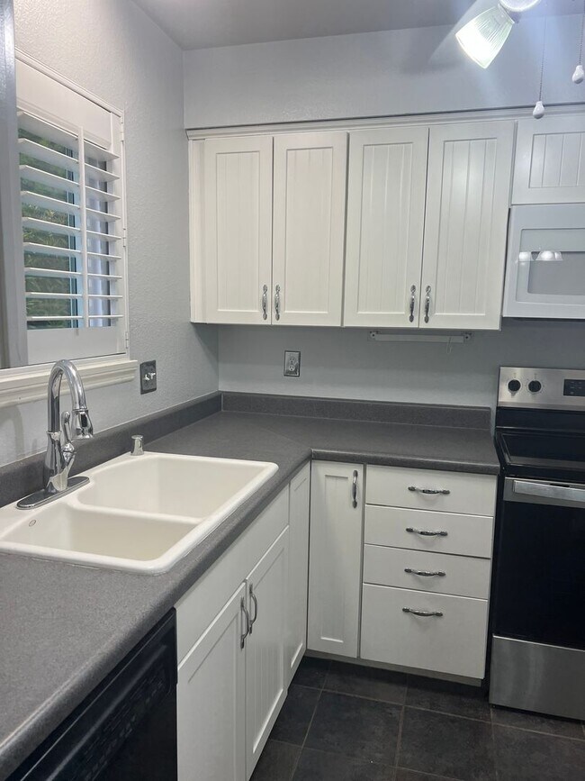 Foto del edificio - 55+ Home in Oceana Mission 1, Private End Unit!