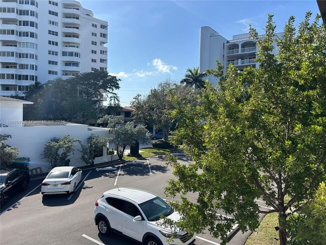 Foto del edificio - 300 Sunset Dr