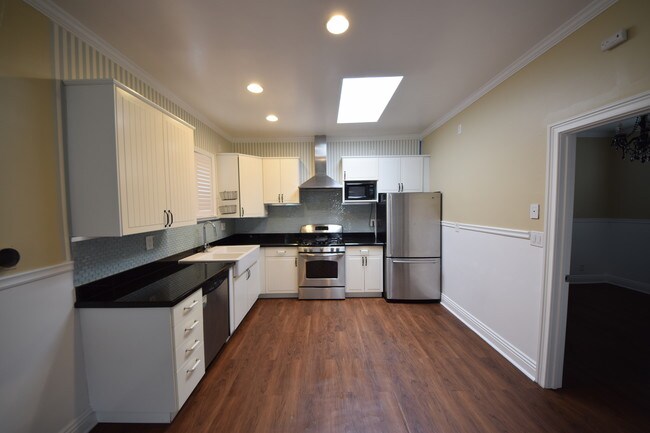 Building Photo - 1270 W 35th Pl