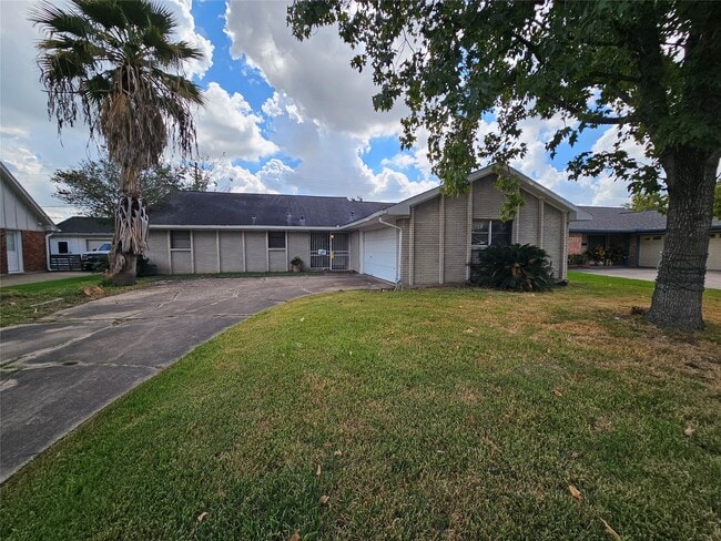 Foto del edificio - 5526 Whispering Creek Way
