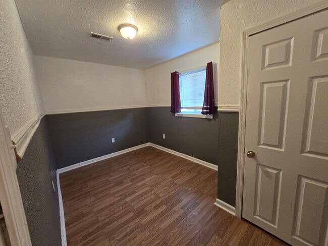 Building Photo - 507 St Robert Dr