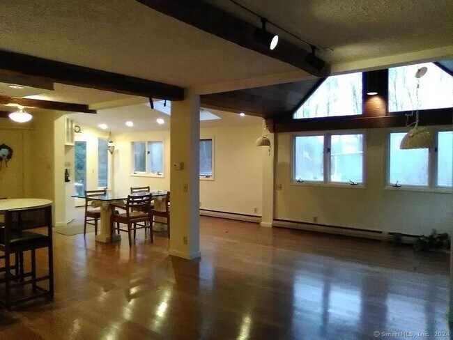 Foto del edificio - 1336 Peck Ln