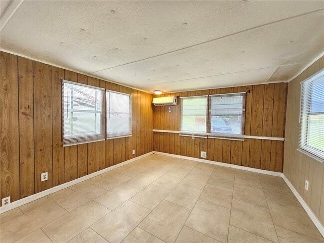 Building Photo - 503 Longfellow Blvd