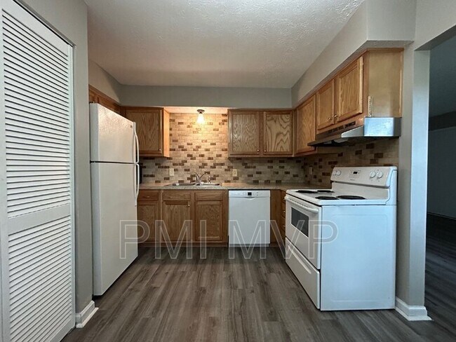 Foto del edificio - 912 S Spring Rd