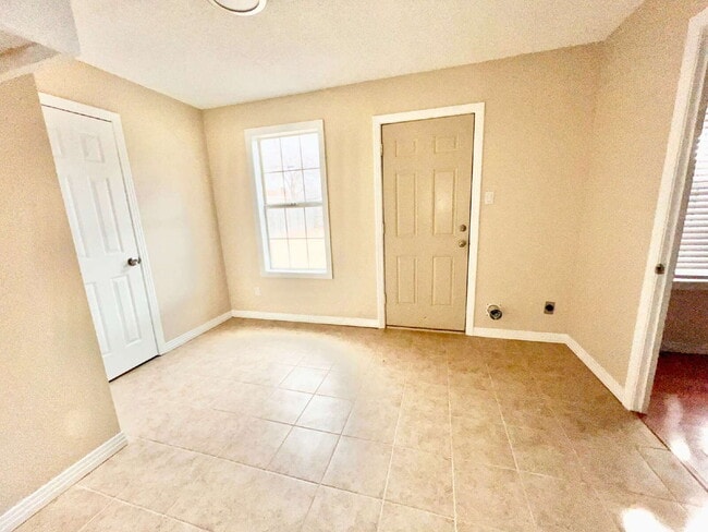 Foto del edificio - "Charming 3-Bedroom Home with 2 Baths in Lubbock's Heart – 1277 Sq Ft of Comfort!"