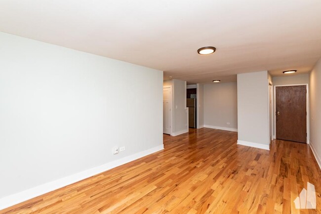 Foto del edificio - 2 bedroom in Highland Park IL 60035