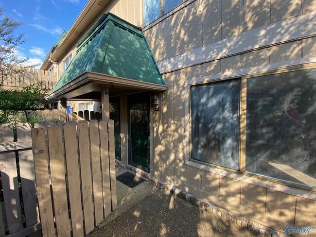 Building Photo - 2225 Golf Rd SW