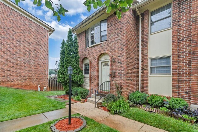 Foto del edificio - The Forest Townhomes