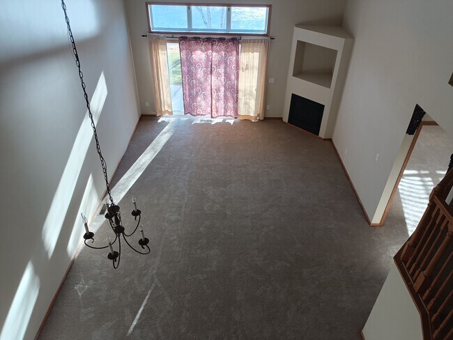 Sala de estar con techos abovedados - 11127 Hastings St NE