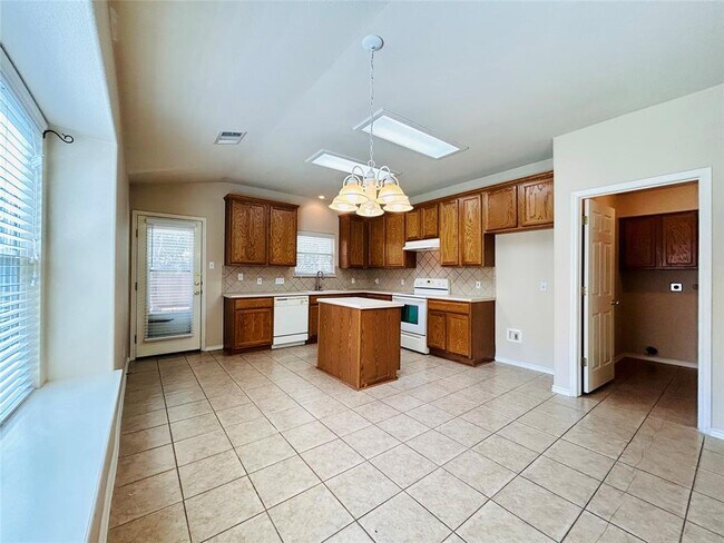 Foto del edificio - 468 Clarence Ct