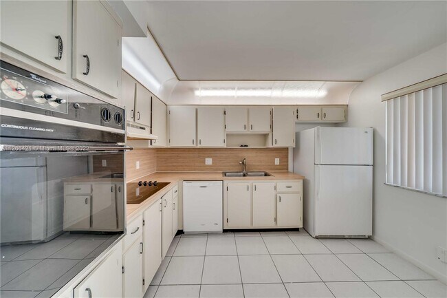 Building Photo - 432  Lakeview Dr  202 Weston Fl 33326