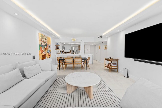 Building Photo - 520 Brickell Key Dr
