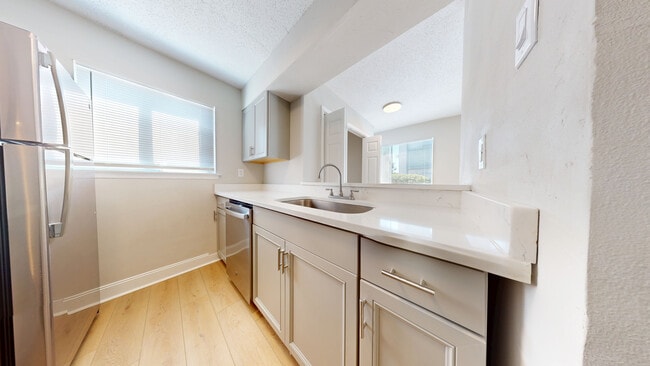 Building Photo - Gulf View Apartments | Remodeled!