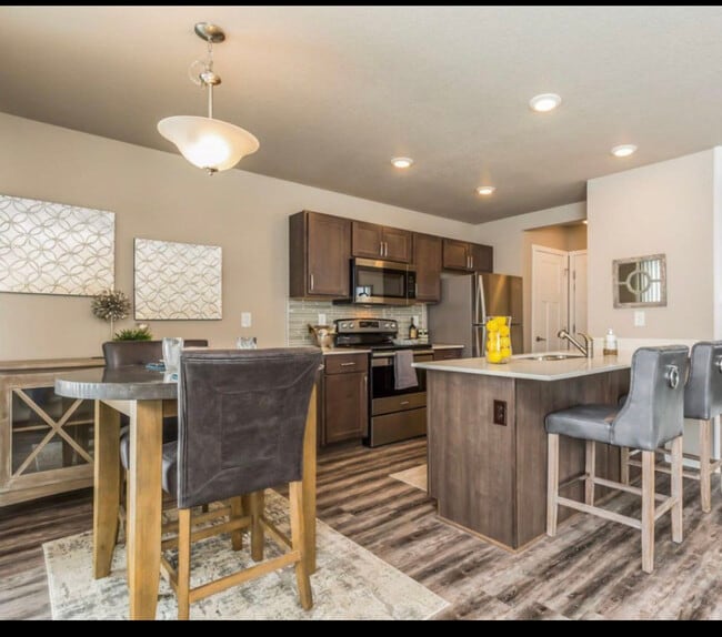 Building Photo - 763 NE Macey Way