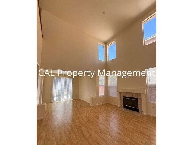 Foto del edificio - Stunning 5-Bedroom, 3-Bathroom Home with Fireplace & 2-Car Garage