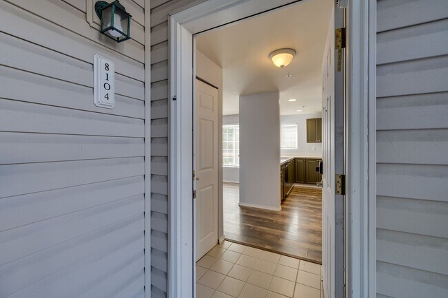 Building Photo - Updated South Everett Condo! 2 Bed / 2 Bat...