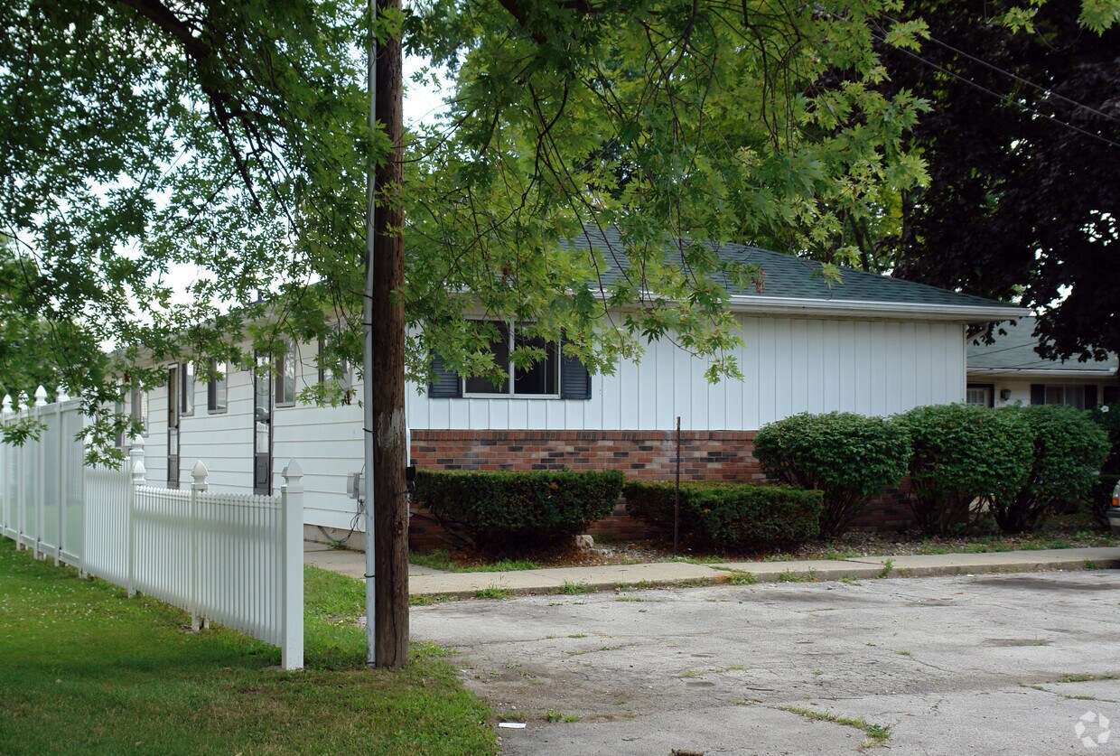 Building Photo - 5966 Roseland Ave