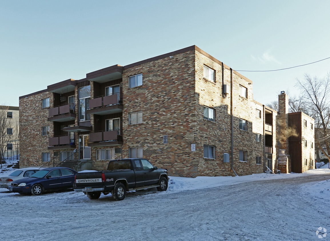 Building Photo - 995 St Albans St N