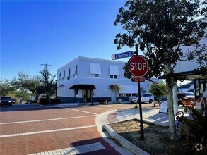 Building Photo - 801 W Montrose St