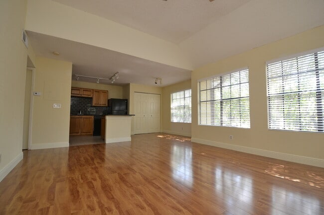 Building Photo - Lovely 1/1 Corner Unit in GATED ~ LAKEFRONT community in Altamonte Springs!