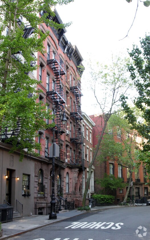 Primary Photo - 42 Morton St