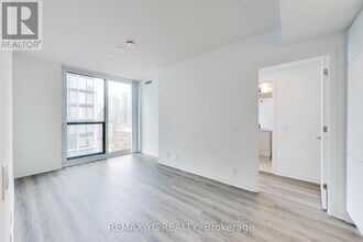 Building Photo - 180 Front St E