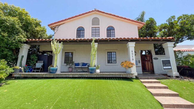 Foto del edificio - 3-bedroom, 2.5-bath Split-Level Condo