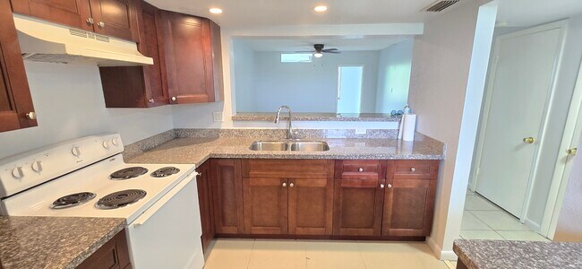 Cocina abierta - 5335 NW 10th Ct
